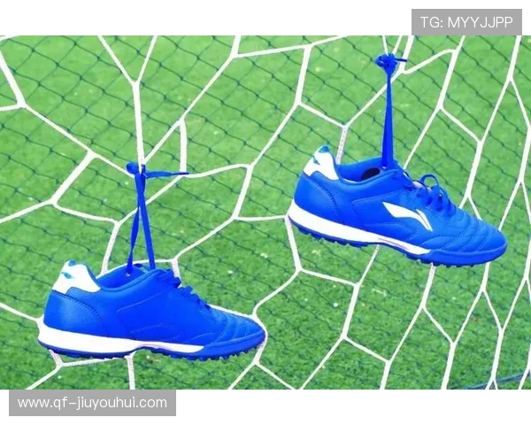 李宁粉蓝色足球鞋全新发布 打造运动与时尚的完美结合